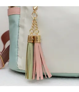 Détail du pendentif à pompon pastel sur un sac à dos en nylon Oxford robuste