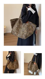 Detalle macro del bolso tote de lona con estampado de leopardo y ribete de cuero marrón