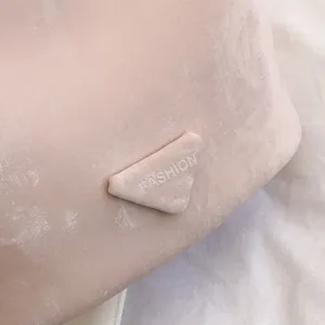 Sac seau en silicone beige rosé avec logo triangulaire FASHION et fini mat