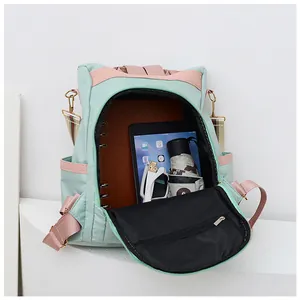 Détail de l'intérieur du sac à dos vert menthe montrant l'espace pour tablette et objets