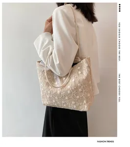 Detailansicht der Strohtasche mit weißer Blumenstickerei und Seilgriff für Damen