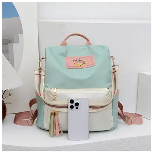 Détail du sac à dos en tissu Oxford avec contraste vert menthe et bretelles tissées