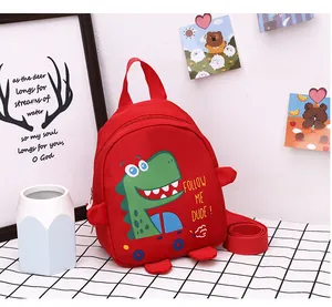 Detailansicht roter Kinderrucksack mit süßem grünen Dinosaurier und verstellbaren Gurten