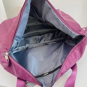 Große lila Oxford-Fitness-Tasche mit geräumigem Innenraum und praktischen Organisationstaschen