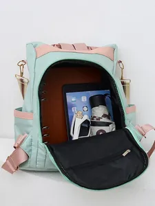 Sac à dos Oxford vert menthe et rose montrant un grand compartiment pour les objets quotidiens