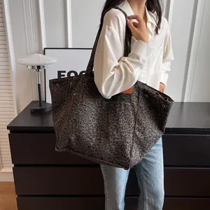 Bolso tote grande de lona con estampado de leopardo, correas y detalles metálicos