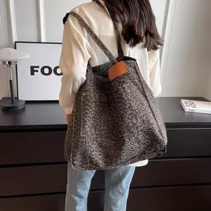 Bolso tote grande de lona con estampado de leopardo y detalles de cuero para mujer