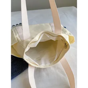 Bolso tote de lona minimalista en blanco roto con interior espacioso y cierre de metal