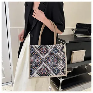Detalle del bolso tote de estilo étnico con coloridos patrones geométricos tejidos