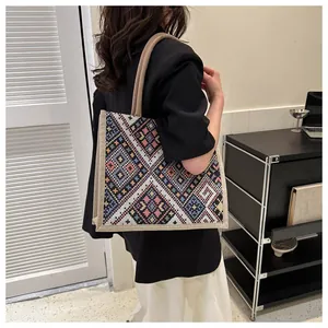 Detalle del bordado geométrico étnico en este bolso tote de lona de estilo vintage