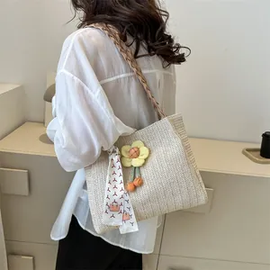 Sac fourre-tout en paille fait main avec charm tournesol et foulard sur mannequin