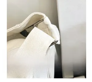 Gros plan du sac en toile avec anneau métallique argenté et coutures renforcées