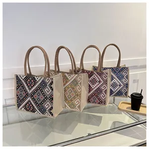 Variedad de bolsos tote grandes con patrones geométricos étnicos en cuatro colores