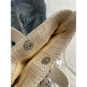 Grand sac cabas en paille avec double fermeture magnétique et détail foulard en soie