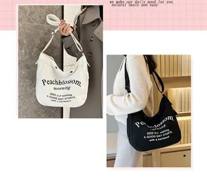 Double vue de grands sacs fourre-tout en toile noir et blanc avec larges bandoulières réglables