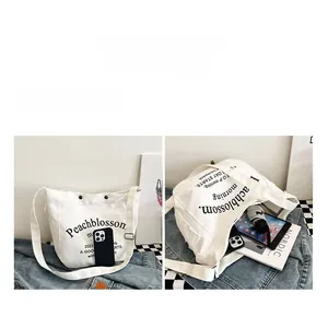 Vue intérieure d'un grand sac cabas en toile avec tablette et objets du quotidien