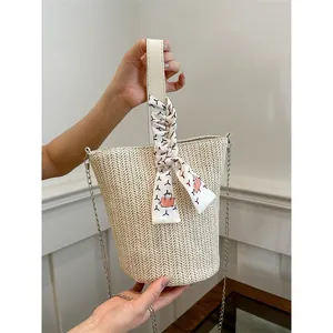Grand sac cabas en paille avec poignée en cuir blanc et bandoulière en chaîne