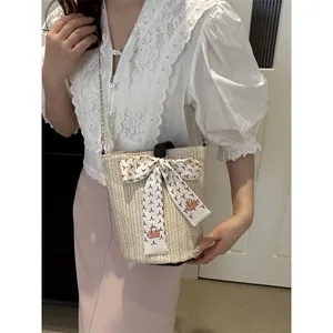 Grand sac cabas en paille avec bordure en cuir noir et nœud en ruban élégant