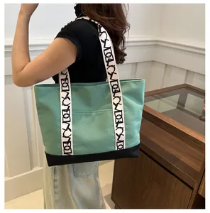 Sac cabas moderne en toile avec coutures vert menthe et bandoulière à motifs géométriques