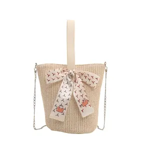 Sac fourre-tout minimaliste en paille avec ruban décoratif et bandoulière en chaîne dorée