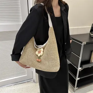 Bolso tote de paja tejido a mano con colgantes de flores y cerezas en estilo hobo