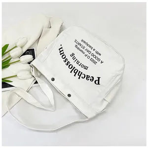 Vue détaillée de la texture du sac en toile blanche avec des imprimés de lettres