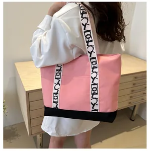 Sac fourre-tout en toile rose avec fond noir et large bandoulière à motifs variés