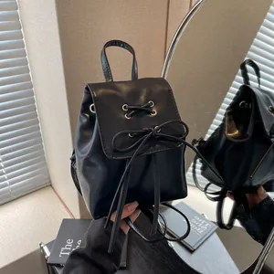 Sac à dos femme en cuir PU noir à grande capacité avec détail de nœud et œillets argentés