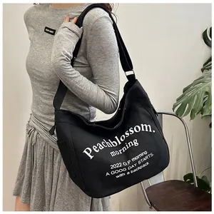 Détail de la bandoulière réglable et de la boucle métallique du sac cabas en toile