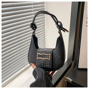 Sac à bandoulière chic noir à motif crocodile avec boucle dorée et poignée nouée
