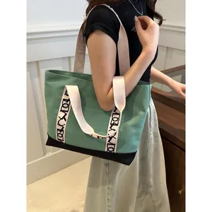 Grand sac cabas en toile verte avec base noire et lanières imprimées pour usage quotidien