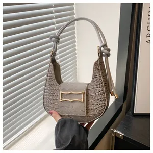Sac hobo chic gris éléphant à relief croco, boucle dorée et bandoulière à nœud unique