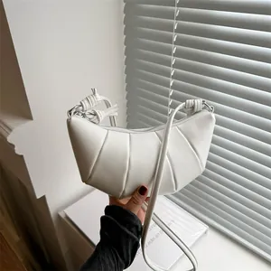Sac à bandoulière blanc plissé style croissant avec bandoulière nouée et design demi-lune