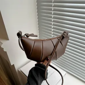 Sac bandoulière croissant marron foncé en similicuir plissé avec fermeture éclair