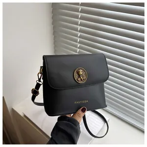 Retro zwarte crossbodytas met gouden berengesp en verstelbare smalle schouderband