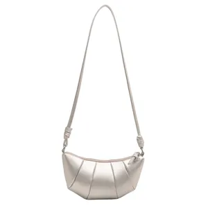 Sac à épaule argenté de style croissant en similicuir avec plis et bandoulière