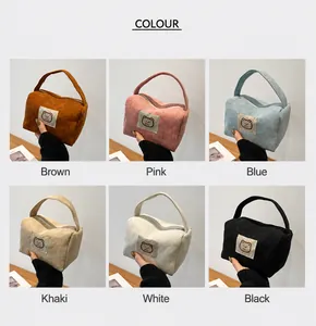 Dettaglio di sei mini borse in velluto a coste con patch orso in marrone, rosa, blu, cachi e nero