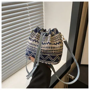 Ethnic τσάντα bucket με μπλε γεωμετρικό μοτίβο και γαλάζιο ρυθμιζόμενο λουράκι ώμου