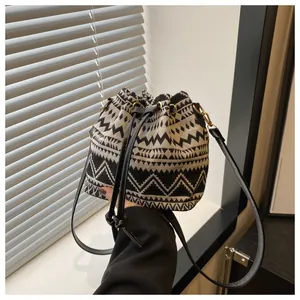 Ethnic τσάντα bucket με ασπρόμαυρο γεωμετρικό σχέδιο και χρυσές μεταλλικές λεπτομέρειες