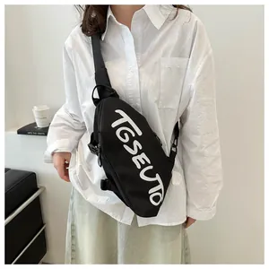 Détail du sac bandoulière de sport noir avec imprimé TGSEUTO blanc et sangle