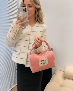 Borsa a mano in velluto a coste rosa con toppa di orso cartone e chiusura a zip