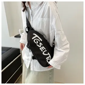 Vue détaillée du sac de poitrine noir avec imprimé graphique TGSEUTO blanc en toile