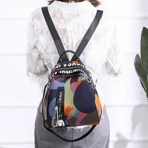 Zaino da donna con patchwork geometrico colorato e ciondolo a forma di orsetto nero