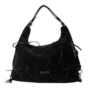 Sac fourre-tout noir minimaliste en similicuir texturé avec quatre nœuds élégants