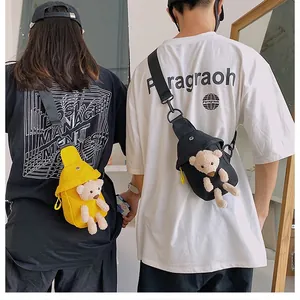 Dettaglio della borsa pettorale in tela con orsetto di peluche 3D in giallo vivace