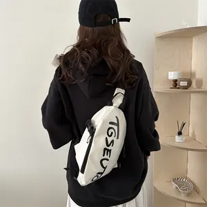 Sac de poitrine blanc minimaliste avec imprimé graphique noir TGSEUTO et bandoulière