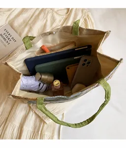 Vue de dessus de l'intérieur du grand sac cabas avec espace pour tablette et parapluie