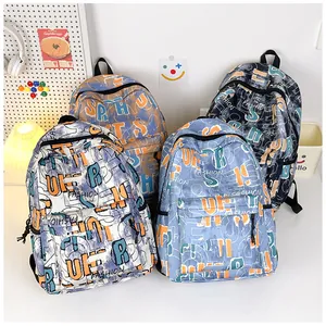 Detalle de cuatro mochilas de grafiti con letras de moda en varias combinaciones de colores