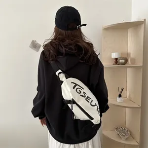 Sac de poitrine blanc moderne avec imprimé lettre noire porté sur un sweat à capuche