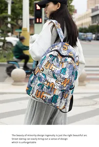 Mochila estilo callejero con grafiti vista lateralmente sobre un modelo en exteriores
